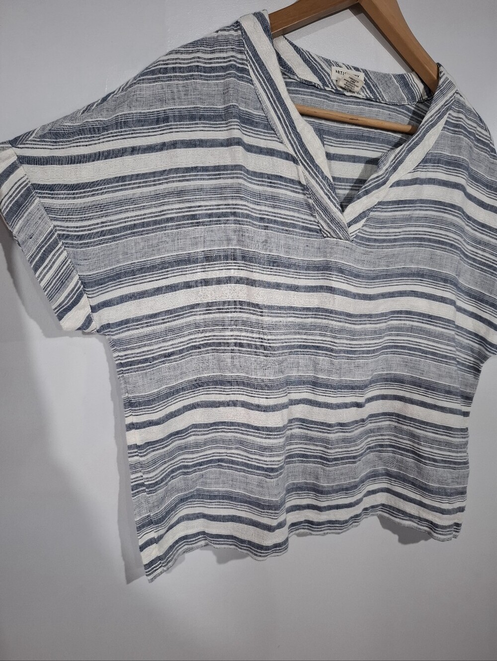 Artisan Ny Striped V-Neck Box Top in Blue and White 100% Linen Sz M Nautical - Picture 2 of 7